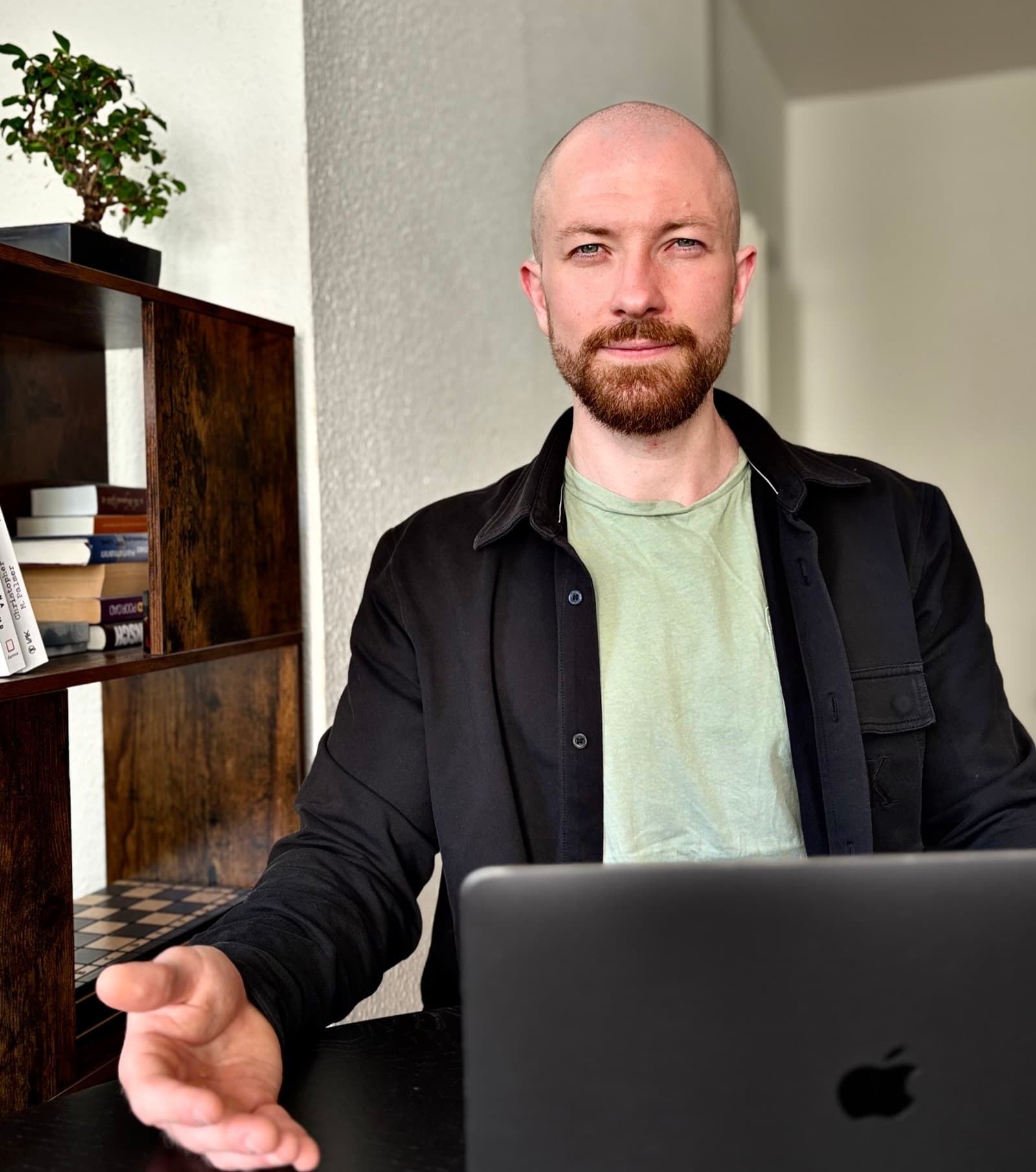 Ruslan Spartakov bei der Online-Beratung am Laptop